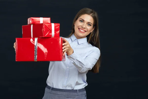 Счастливая Улыбающаяся Деловая Женщина Красными Подарочными Коробками Черном Фоне — стоковое фото