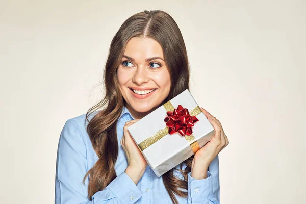 Mujer de negocios sonriente sosteniendo caja de regalo — Foto de Stock