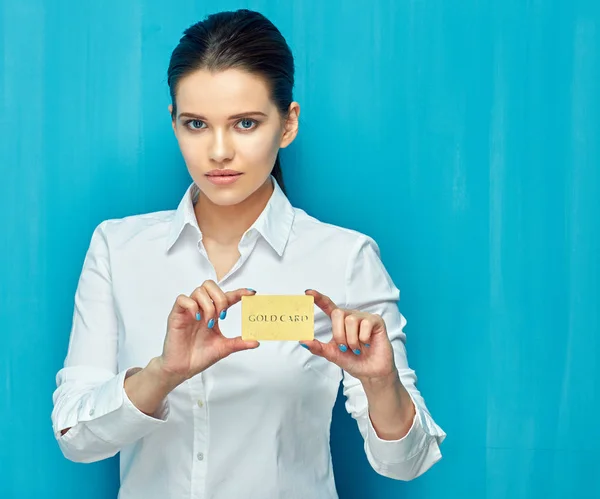 Ung Affärskvinna Holding Kreditkort Blå Vägg Bakgrund — Stockfoto