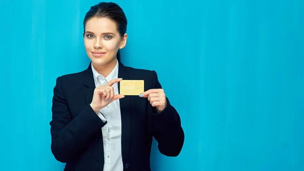 Young Woman Holding Credit Card Blue Wall Background — Stock Photo, Image