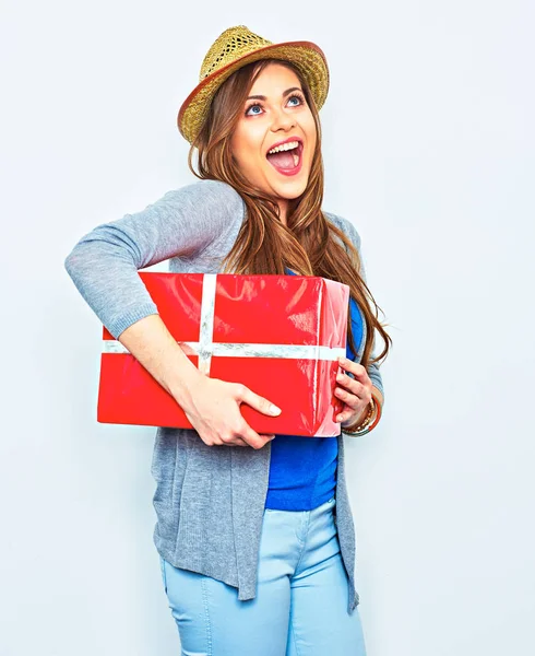 Hipster estilo jovem mulher segurando caixa de presente vermelho . — Fotografia de Stock