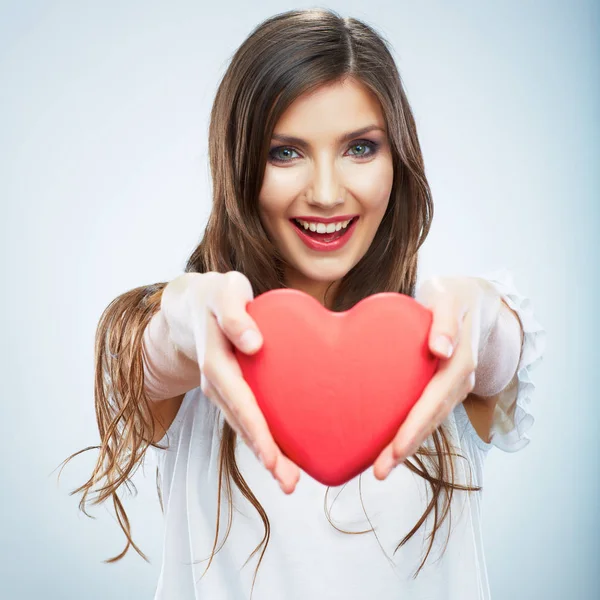 Červené srdce. symbol lásky. portrét krásná žena drží valentní — Stock fotografie