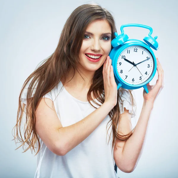 Jovem sorrindo mulher segurar relógio. Bela menina sorridente retrato — Fotografia de Stock