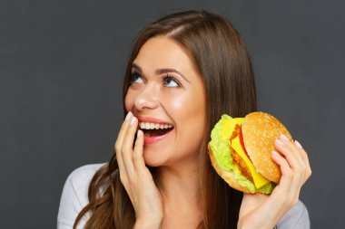 Burger yiyen kadın portresi kapatın