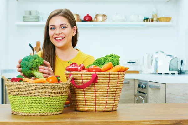 Gelukkige Vrouw Koken Keuken Concept Van Koken Thuis — Stockfoto