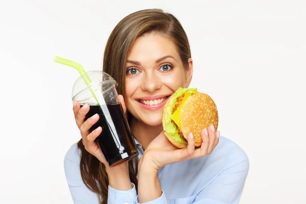 Retrato de mulher surpreso segurando hambúrguer com bebida cola . — Fotografia de Stock