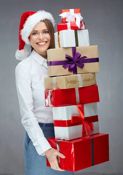 Ευτυχής επιχειρηματίας φορώντας καπέλο Santa κρατώντας σωρού των Χριστουγέννων — Φωτογραφία Αρχείου