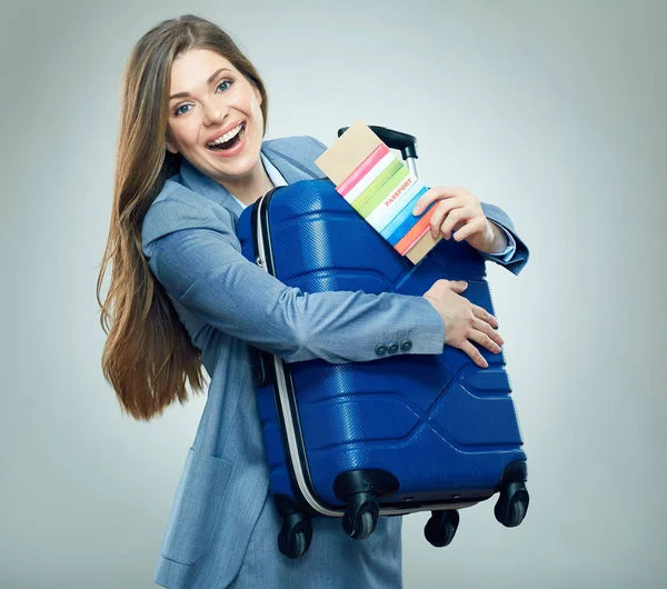 Happy business woman ready for trawel with suitcase. — Stock Photo, Image