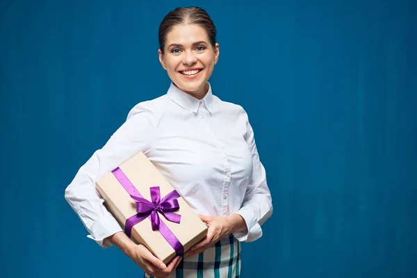 Dente donna d'affari sorridente in possesso di scatola regalo — Foto Stock