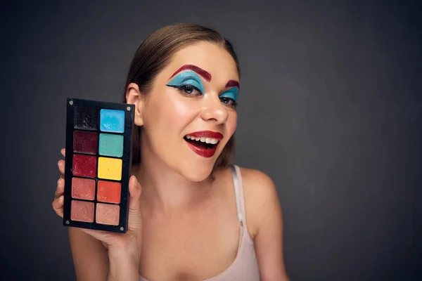 Maquillaje artista hace cualquier mujer hermosa y atractiva . — Foto de Stock