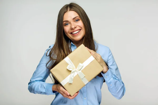 Mujer de negocios sonriente sosteniendo caja de regalo de papel . —  Fotos de Stock