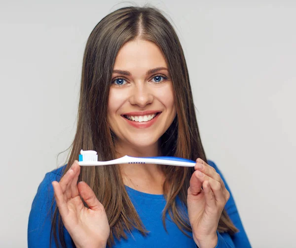 Escova de dentes mulher segurando no fundo branco . — Fotografia de Stock