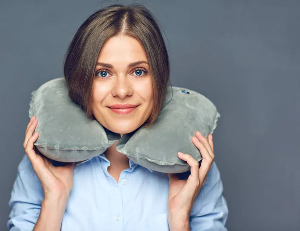 Sorridente bella donna con cuscino da viaggio sul collo . — Foto Stock