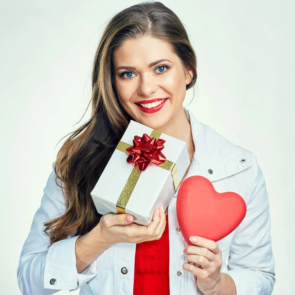 Hermosa Mujer Sonriente Sosteniendo Caja Regalo Corazón Rojo — Foto de Stock