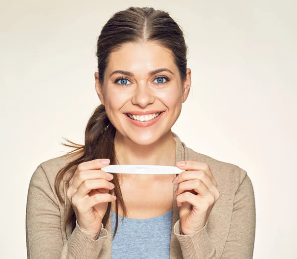 Portret Uśmiechnięta Młoda Kobietę Ciąży Test — Zdjęcie stockowe