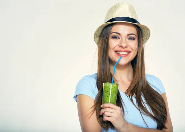 Sonriente Joven Mujer Sombrero Bebiendo Jugo Batido Verde — Foto de Stock