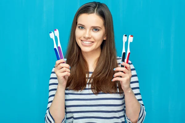 Усміхнена Молода Жінка Зубними Брекетами Тримають Зубні Щітки Синьому Фоні — стокове фото