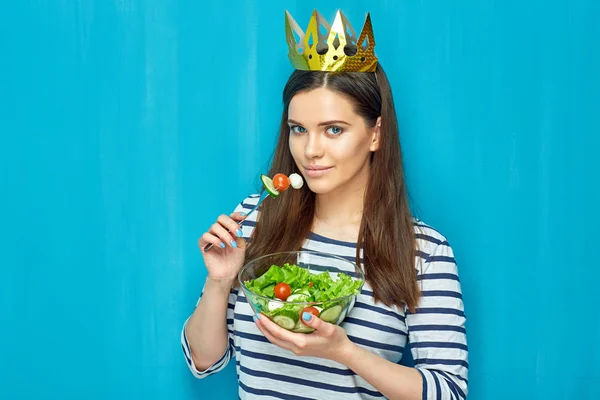 Sonriente Mujer Corona Sosteniendo Tazón Con Ensalada Verde Sobre Fondo — Foto de Stock