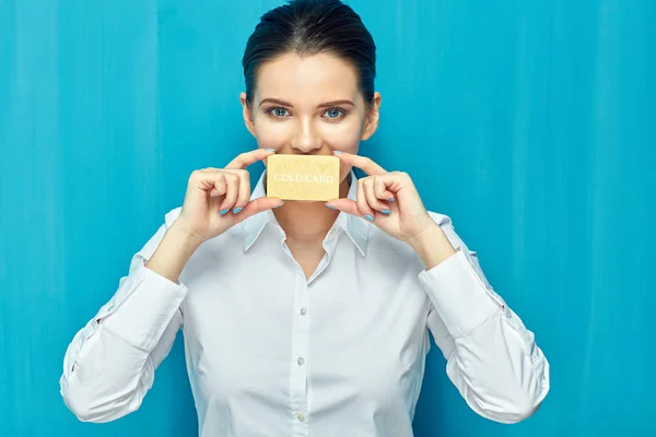 Junge Frau Trägt Weißes Hemd Mit Kreditkarte Auf Blauem Hintergrund — Stockfoto
