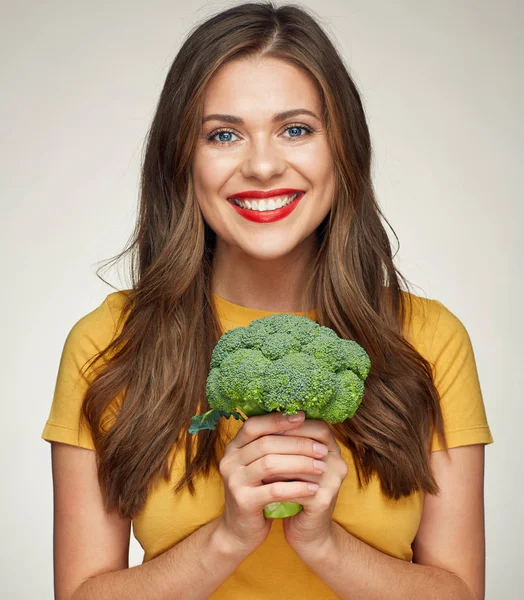 Portrét Zdravého Životního Stylu Mladých Usmívající Žena Hospodářství Brokolice — Stock fotografie