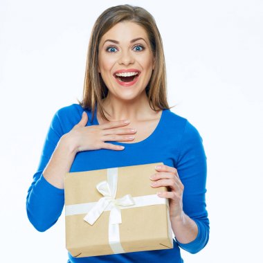 Beyaz arka plan üzerinde izole kağıt hediye kutusu konumu olan sürpriz genç kadın 