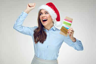 mutlu işkadını Santa şapka ile kredi kartı ve pasaport tatil seyahat için bilet holding 