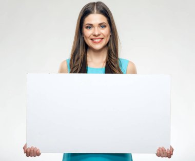 reklam tabela açık renkli üzerinde tutan kadın giyiyor mavi elbise gülümseyen 