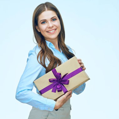 Beyaz arka plan üzerinde izole kağıt hediye kutusu konumu olan gülümseyen genç kadın 