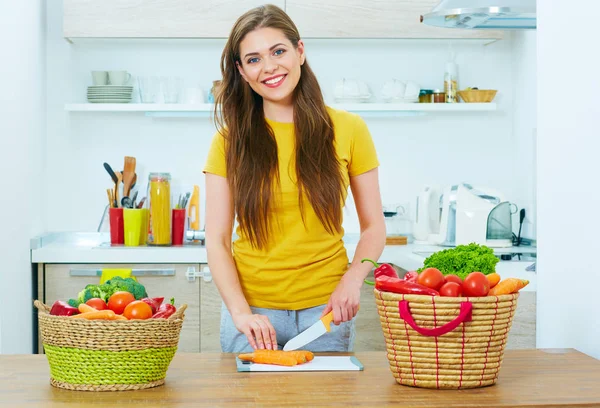 Happy Woman Cutting Food Knife Wooden Board Kitchen Concept Cooking — Stock Photo, Image