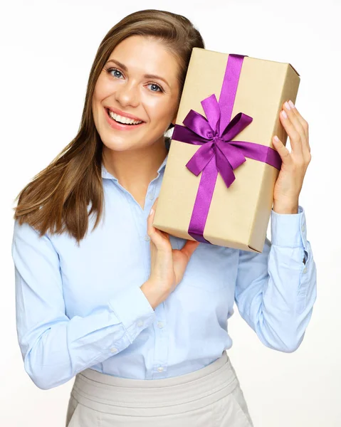 Sorridente Giovane Donna Con Scatola Regalo Carta Piedi Isolato Sfondo — Foto Stock