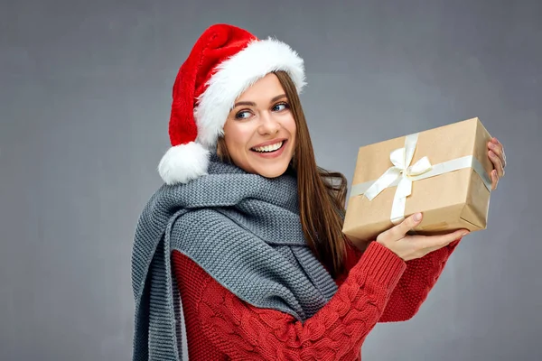 Leende Kvinna Bär Jul Hatt Hålla Papper Presentbox Och Tittar — Stockfoto