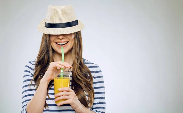オレンジ ジュースを飲んで目の帽子と笑顔の女性の面白いポートレート — ストック写真