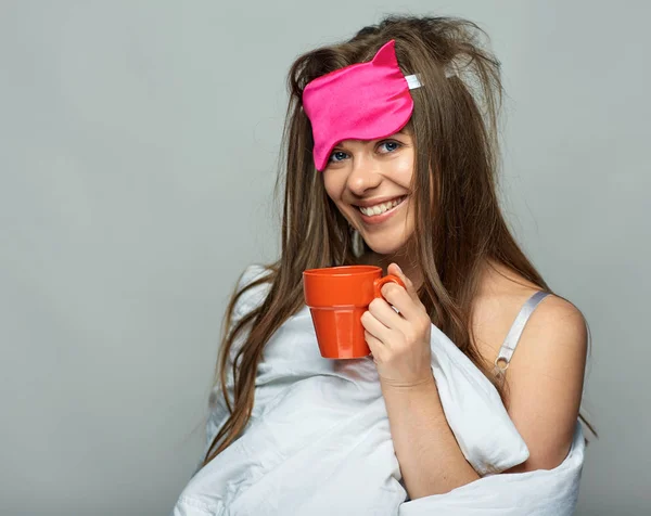 Leende Kvinna Med Eye Mask Blindfold Holding Röd Kaffekopp — Stockfoto