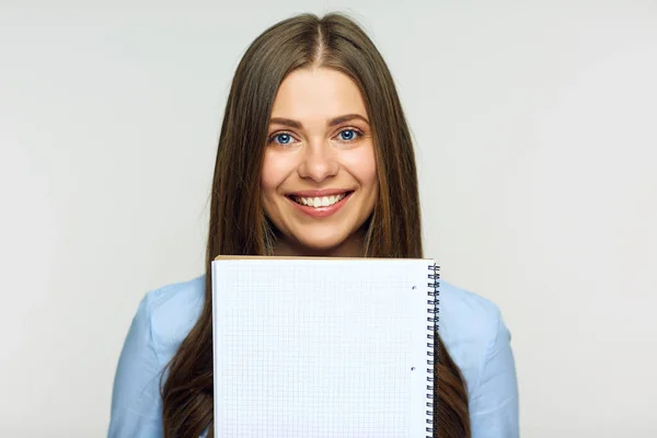 Student Vrouw Teken Boord Houden Tegen Gezicht Geïsoleerd Witte Achtergrond — Stockfoto