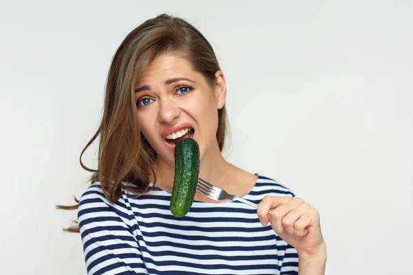 Treurige Vrouw Dragen Gestreepte Shirt Bedrijf Komkommer Vork Dieet Concept — Stockfoto