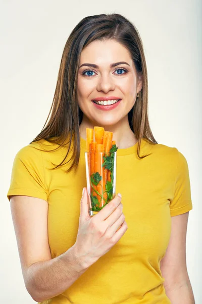 Femme souriante tenant verre avec bâton de carotte . — Photo