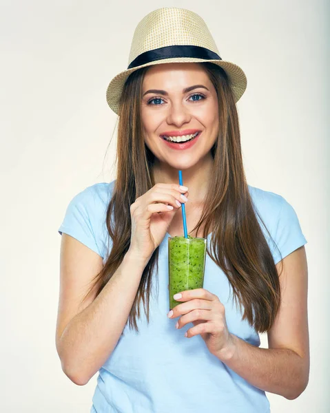 Mujer sonriente vestida con ropa casual y sombrero sosteniendo vidrio — Foto de Stock