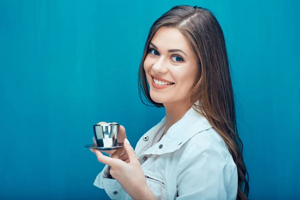 Sorrindo mulher segurando copo de café de aço . — Fotografia de Stock