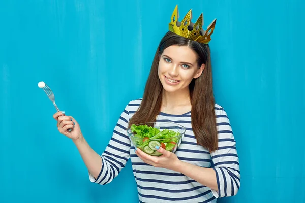 Moderne meisje eten groene salade uit glazen kom. — Stockfoto