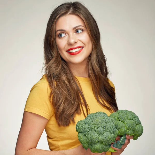 Leende ung kvinna med broccoli. — Stockfoto