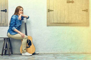 akustik gitar Street bankta oturmuş olan kadın 