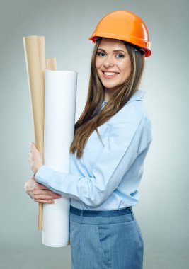 planları tutan mimar kadın giyiyor Oluşturucusu kask gülümseyen