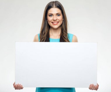 reklam tabela açık renkli üzerinde tutan kadın giyiyor mavi elbise gülümseyen 