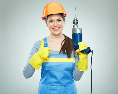 Matkap aracı ve gösteren başparmak dayanabiliyor kadın Oluşturucusu giyen turuncu güvenlik kask gülümseyen