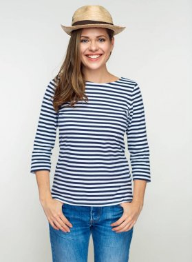 Mutlu kadın giyen Meksikalı şapka. 