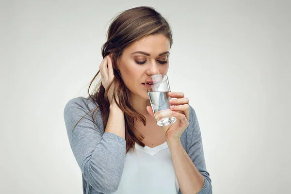Hermosa Mujer Beber Agua Vidrio Aislado Sobre Fondo Blanco Primer — Foto de Stock