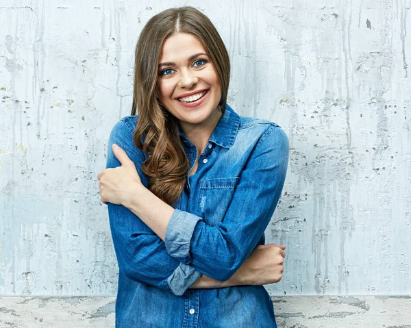 Jovem Mulher Moderna Com Cabelos Longos Vestindo Jaqueta Jeans Posando — Fotografia de Stock