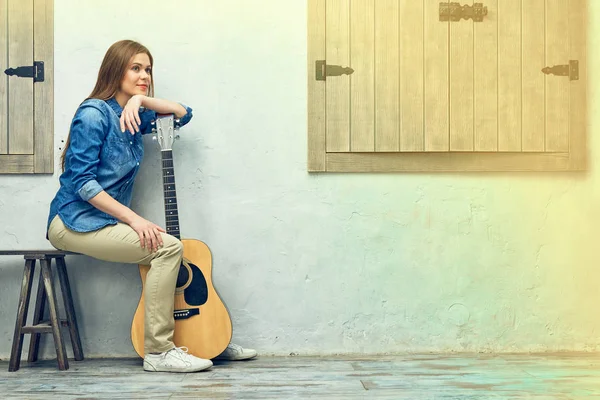 Ung Kvinna Med Akustisk Gitarr Sitter Bänken Street — Stockfoto