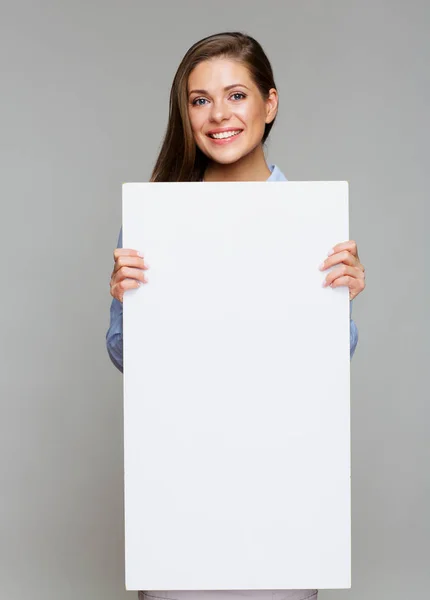 Mujer Sonriente Vistiendo Camisa Azul Sosteniendo Cartel Publicitario Sobre Fondo —  Fotos de Stock