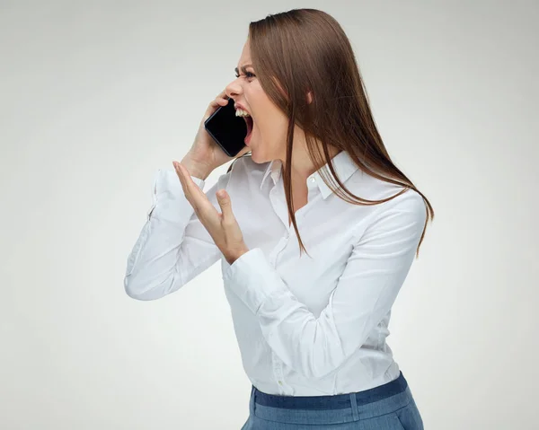 Geschäftsfrau Trägt Weißes Hemd Mit Geöffnetem Mund Beim Telefonieren Begriff — Stockfoto